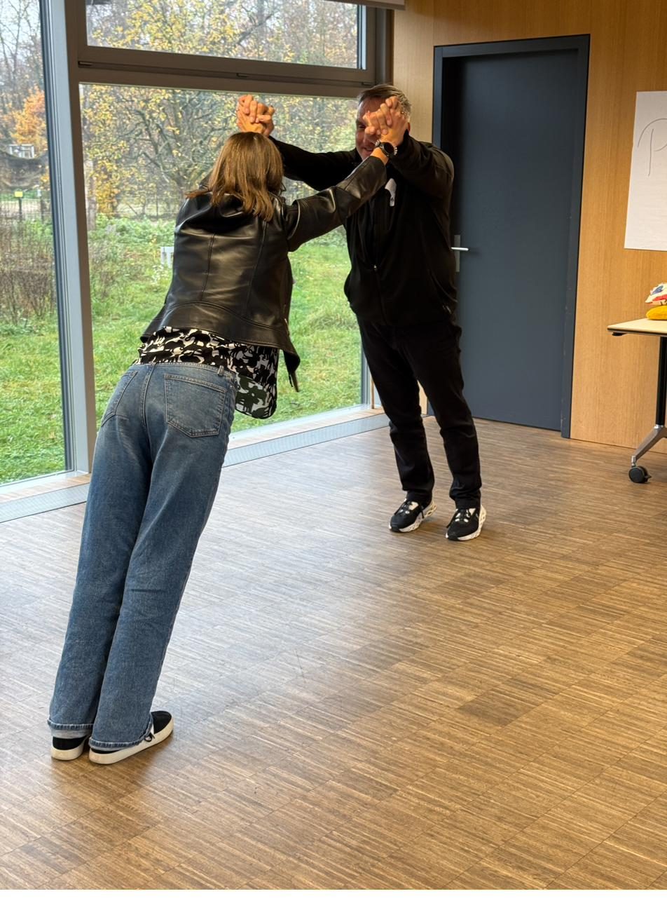 Laura Lanig in einer Coaching-Session, arbeitet an einer Wand mit Notizen