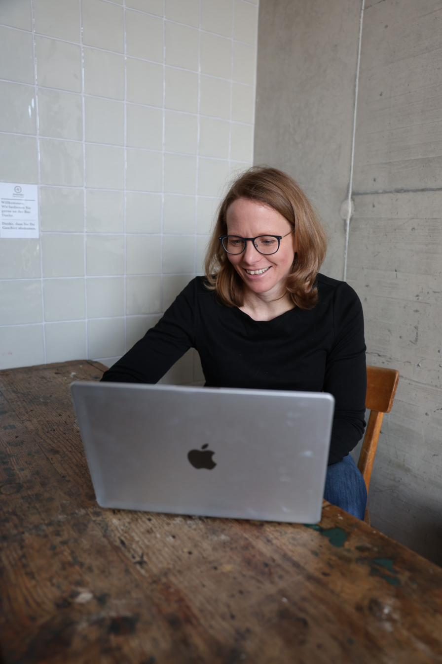 Laura Lanig bei der Arbeit am Laptop