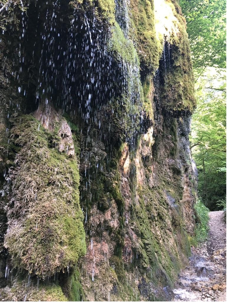 Aufstieg an einem Wasserfall